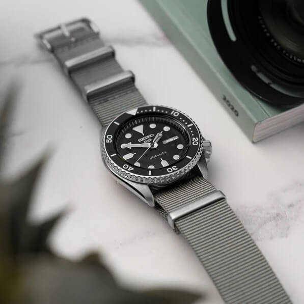 Bark and Jack grey tubular strap