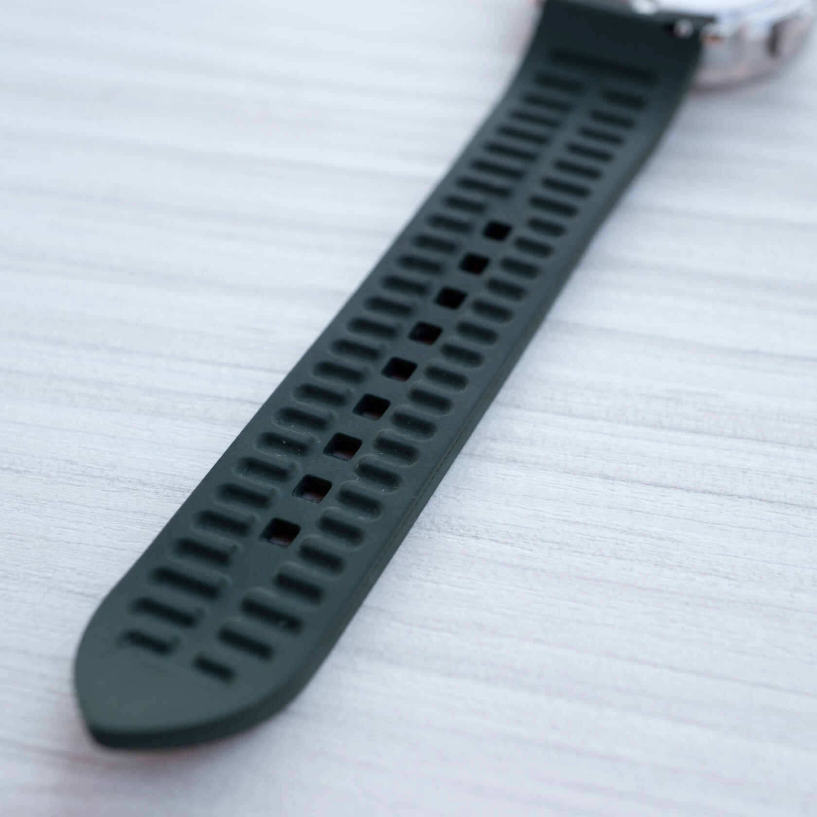 The underside of the strap has channels and ridges