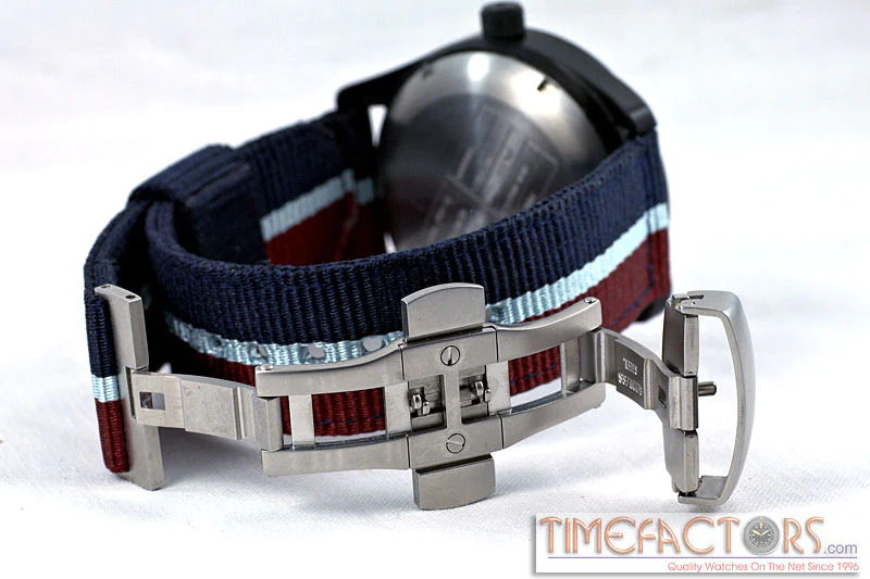Nylon strap with a deployant clasp by Timefactors