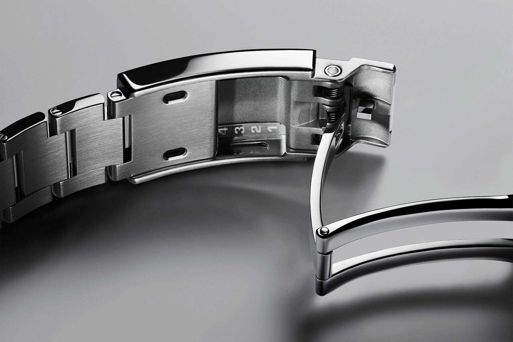 Tool-free on-the-wrist micro-adjustment on the Zenith ZENCLASP